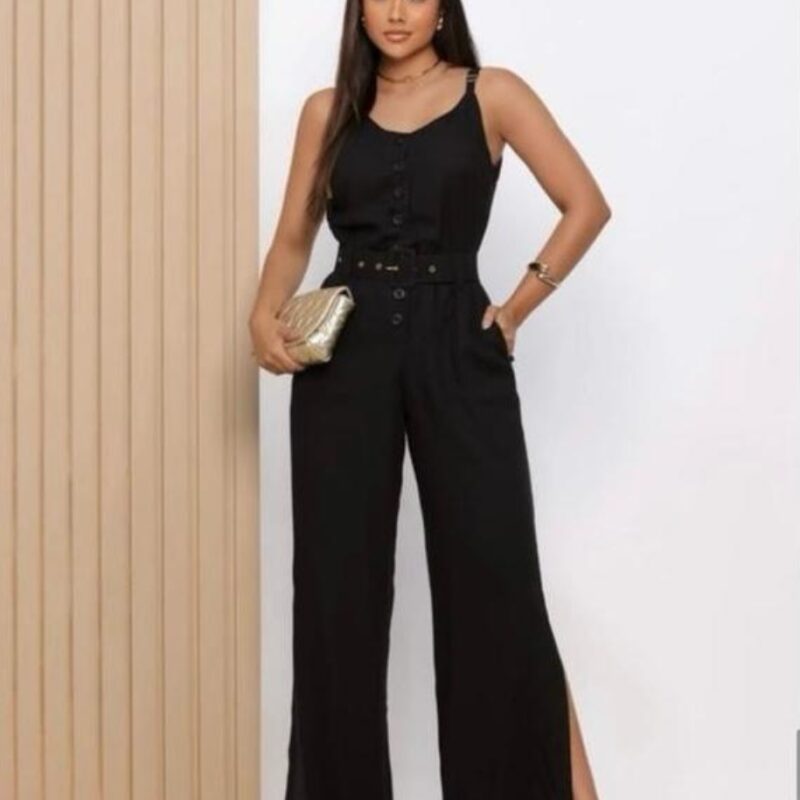 Macacão longo com cinto.